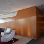 [FR] EVOLO 1 : mur décoratif et comptoir de réception / [EN] EVOLO 1 : engineered teak angle featured wall and reception desk