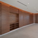 [FR] EVOLO S : murs décoratifs et espace audio-visuel / [EN] EVOLO S : curved walnut featured wall and sliding doors