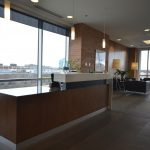 [FR] CANADAWIDE : comptoir de réception et panneaux muraux (lambris) / [EN] CANADAWIDE : reception desk and wall panels