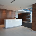 [FR] EVOLO S : comptoir de réception, mobilier intégré et panneaux muraux (lambris) / [EN] EVOLO S : reception desk, walnut built-in cabinet and wall panels