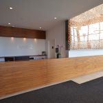 [FR] EVOLO 2 : comptoir de réception, panneaux muraux (lambris) et crédence / [EN] EVOLO 2 : walnut reception desk and credenza