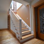 [FR] Escalier et main courante laqués blanc, portes et cadres en frêne brun / [EN] White lacquer staircase, brown ash doors and frames