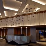 455 René Lévesque - Lobby : bureau de réception, panneaux mur et plafond / Front desk, wood and steel panels, wood ceiling